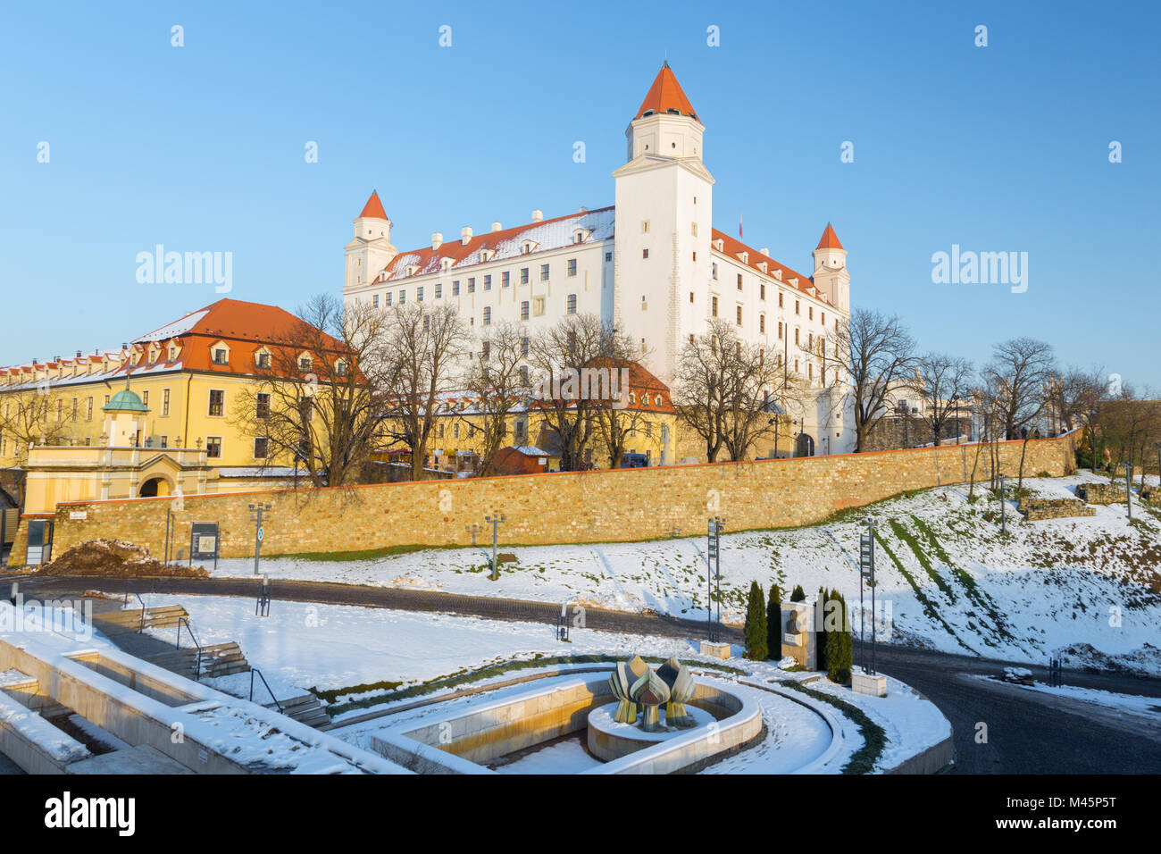 Bratislava - Il castello in inverno la luce. Foto Stock
