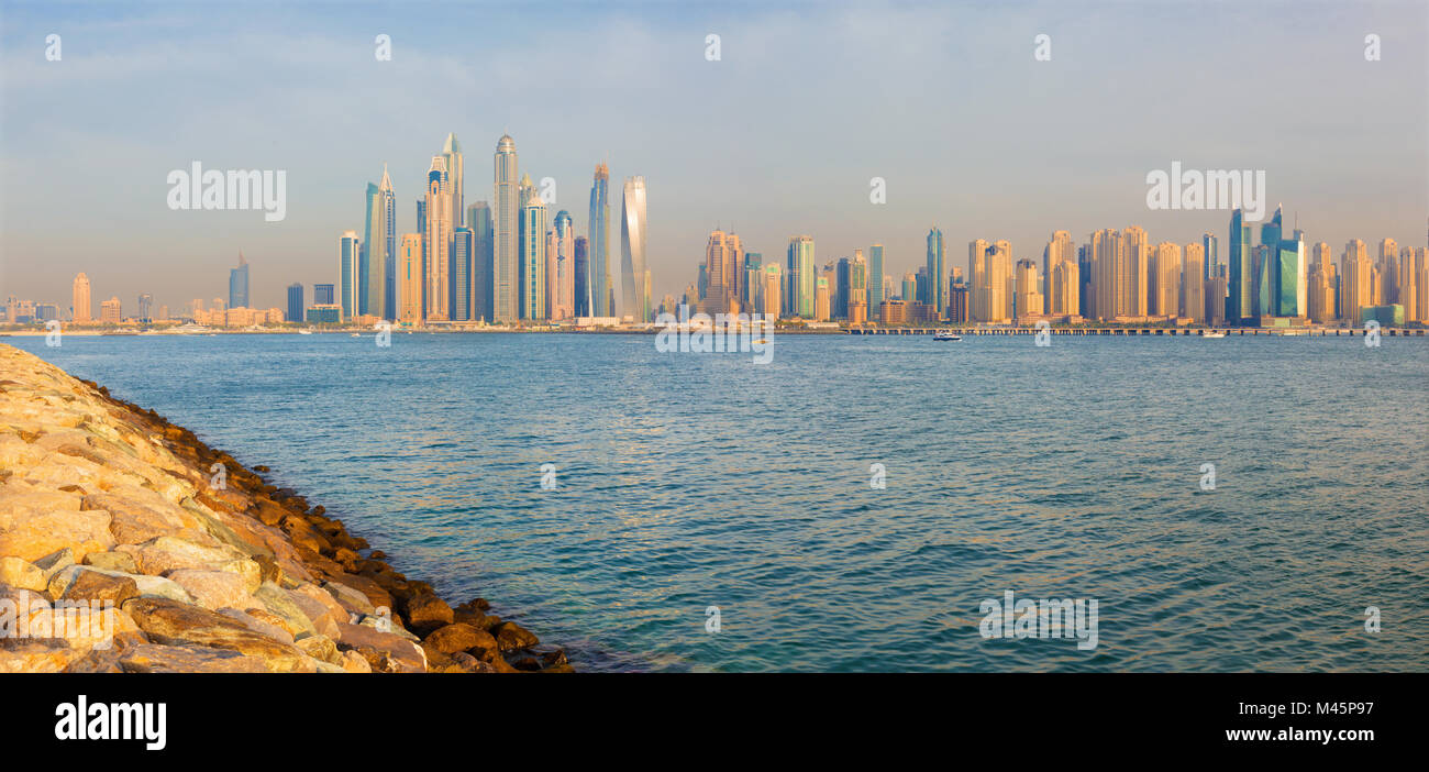 Dubai - Serata panorama di Marina Towers dal Palm Island. Foto Stock