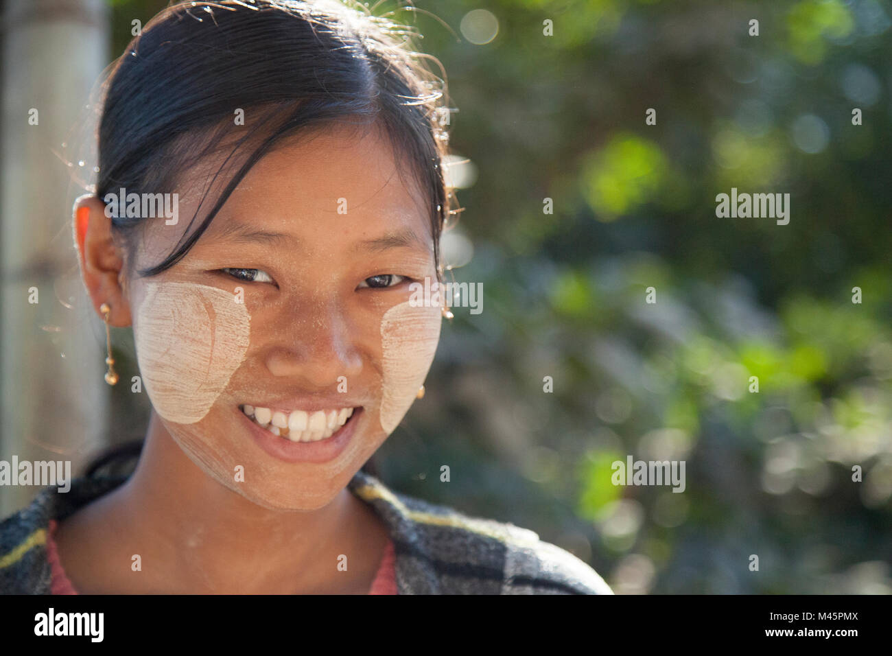 Giovane donna birmana con thanaka incollare sul suo viso in Myanmar Foto Stock