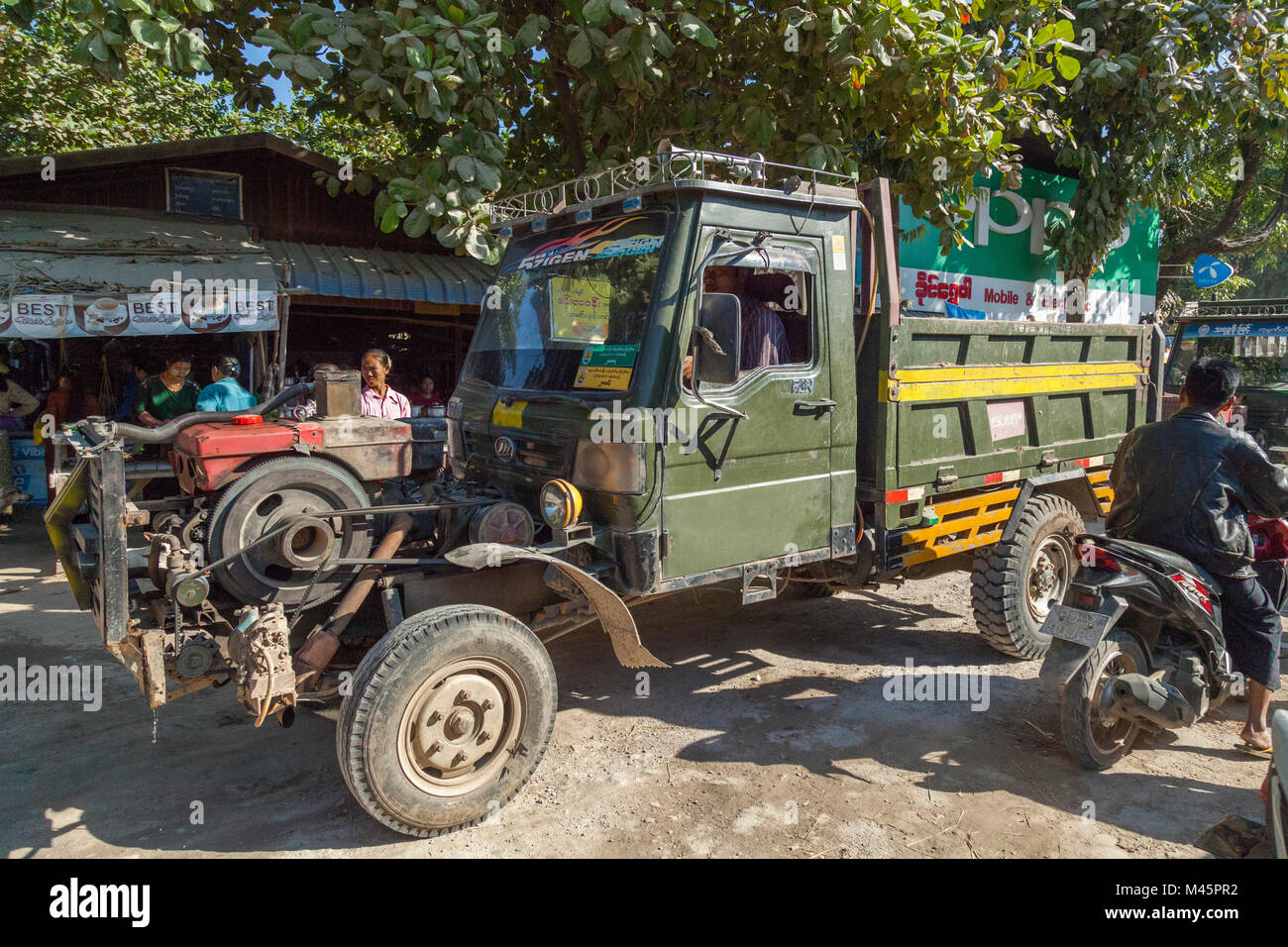 Piccola città al di fuori di Mandalay Myanmar con cappa-meno camion Foto Stock