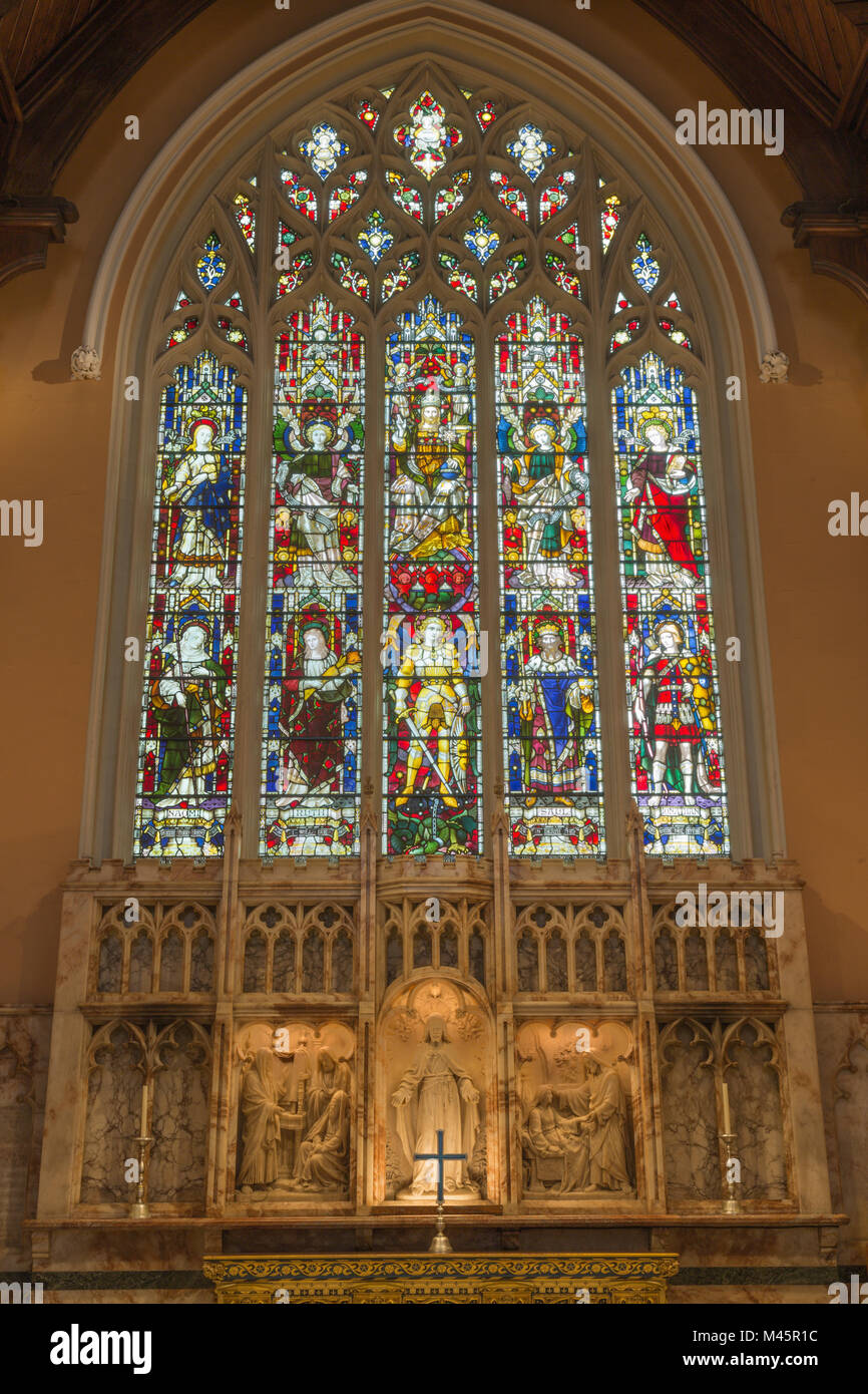 Londra, Gran Bretagna - 17 settembre 2017: l'altare principale e le vetrate nella chiesa di San Michele, Chester square. Foto Stock
