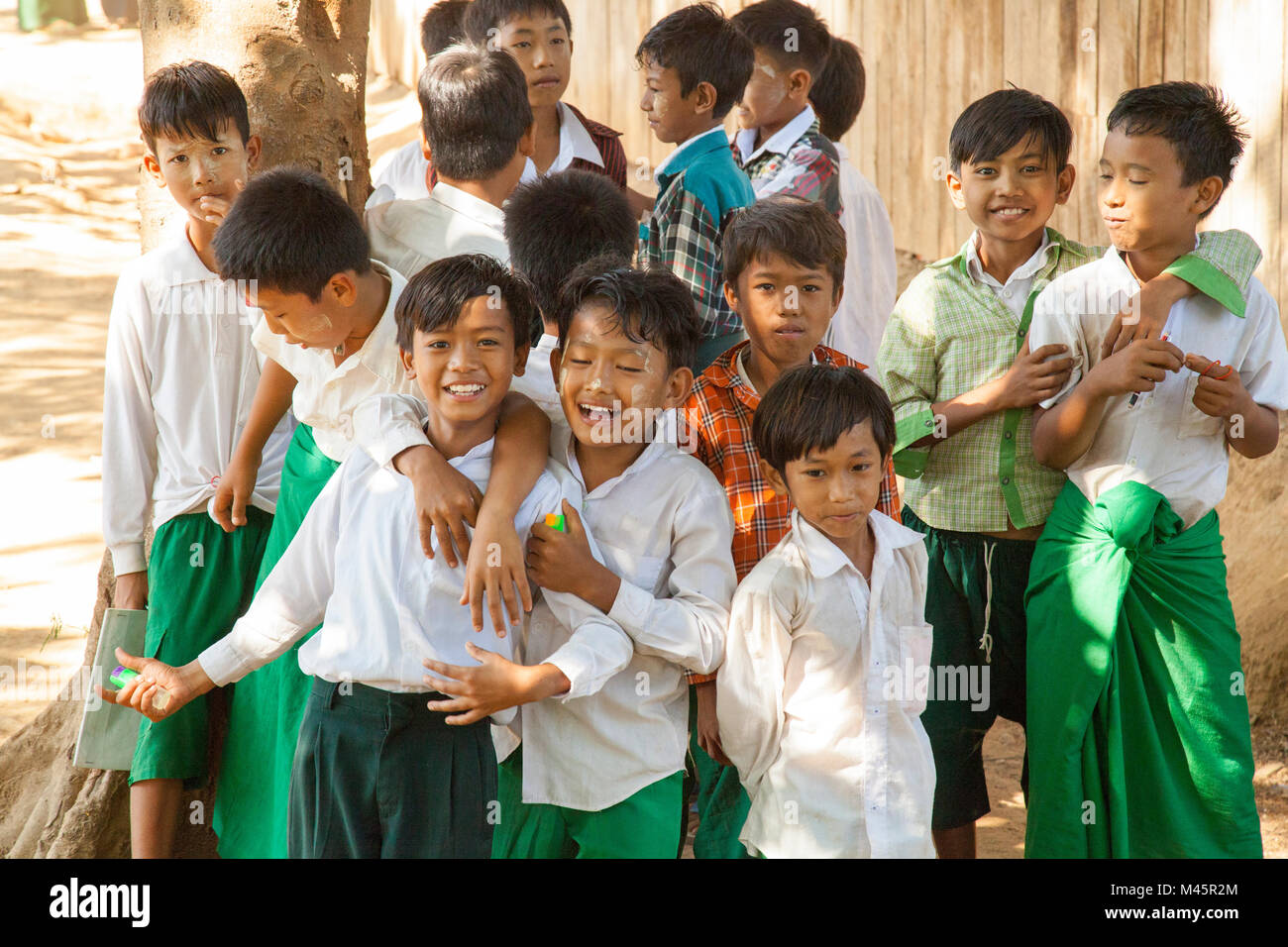Locali scolari birmano in Myanmar Foto Stock
