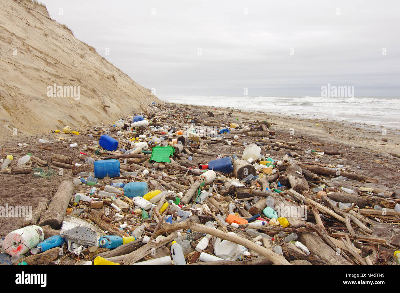 Garbage, plastica e rifiuti sulla spiaggia dopo le tempeste invernali. Foto Stock