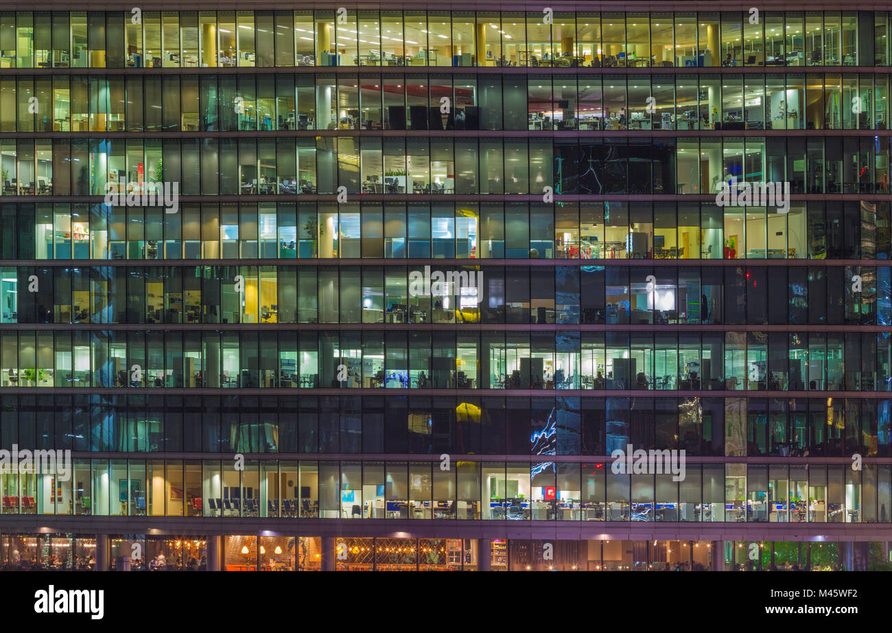 Londra, Gran Bretagna - 17 settembre 2017: gli uffici sul lungofiume di notte. Foto Stock