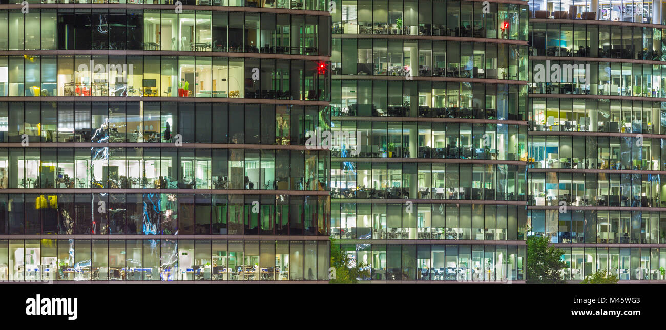 Londra, Gran Bretagna - 17 settembre 2017: gli uffici sul lungofiume di notte. Foto Stock