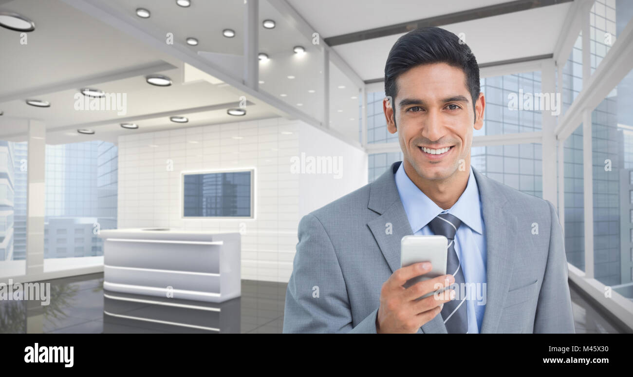 Immagine composita di imprenditore utilizzando il telefono cellulare con i colleghi dietro Foto Stock