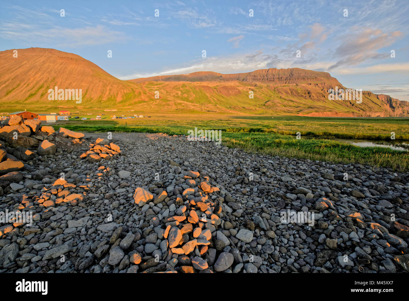 Drangey ist eine unbewohnte isländische Insel, die in der Mitte des Skagafjörður Fjordes gelegen ist. Foto Stock
