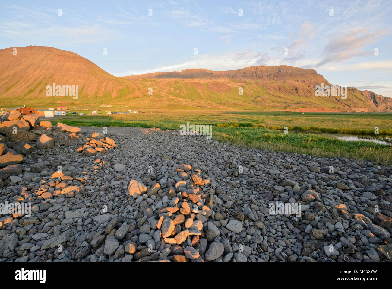 Drangey ist eine unbewohnte isländische Insel, die in der Mitte des Skagafjörður Fjordes gelegen ist. Foto Stock