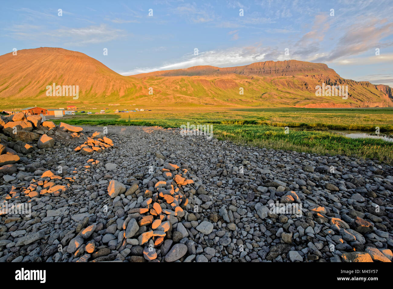 Drangey ist eine unbewohnte isländische Insel, die in der Mitte des Skagafjörður Fjordes gelegen ist. Foto Stock