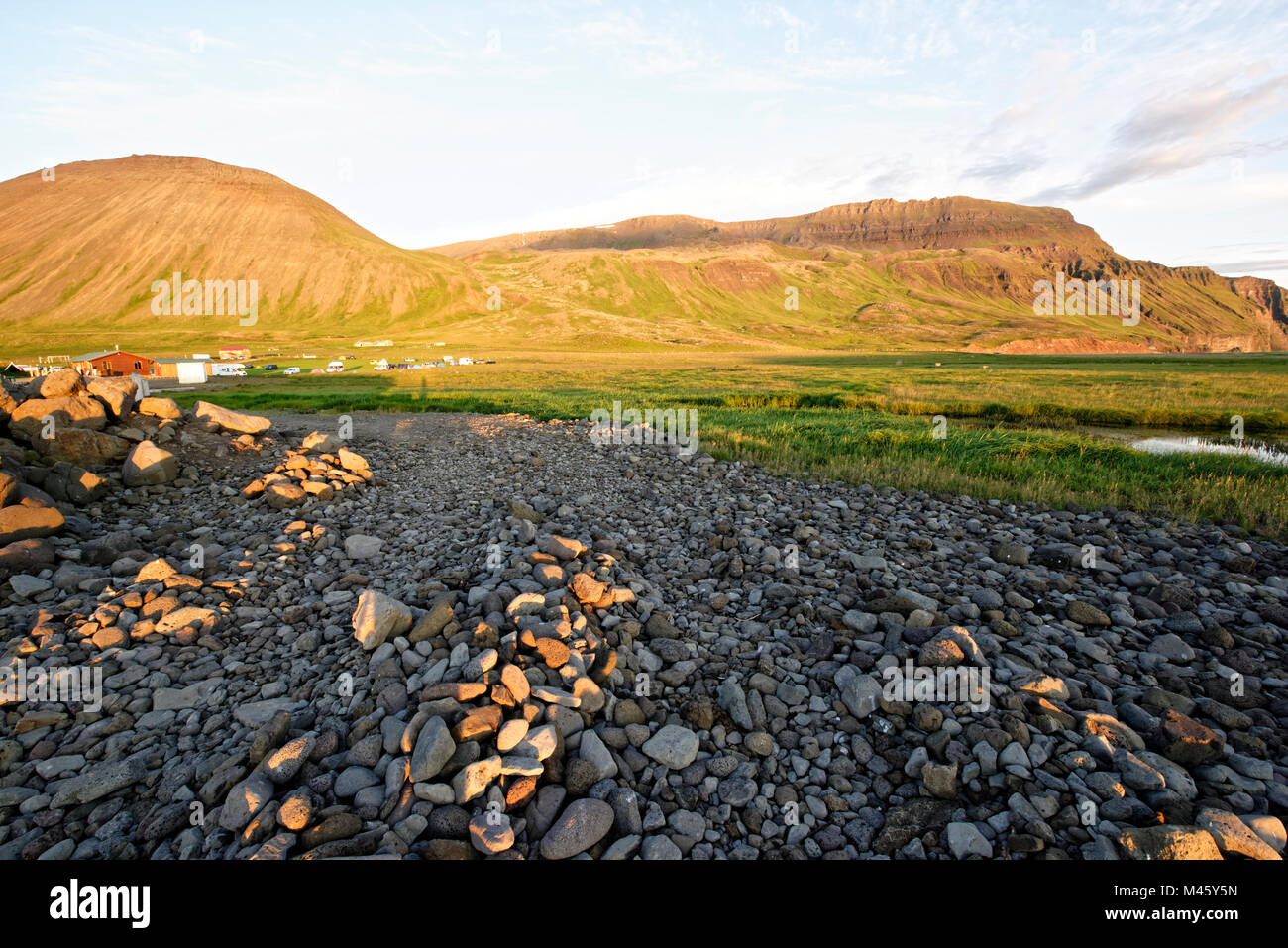 Drangey ist eine unbewohnte isländische Insel, die in der Mitte des Skagafjörður Fjordes gelegen ist. Foto Stock