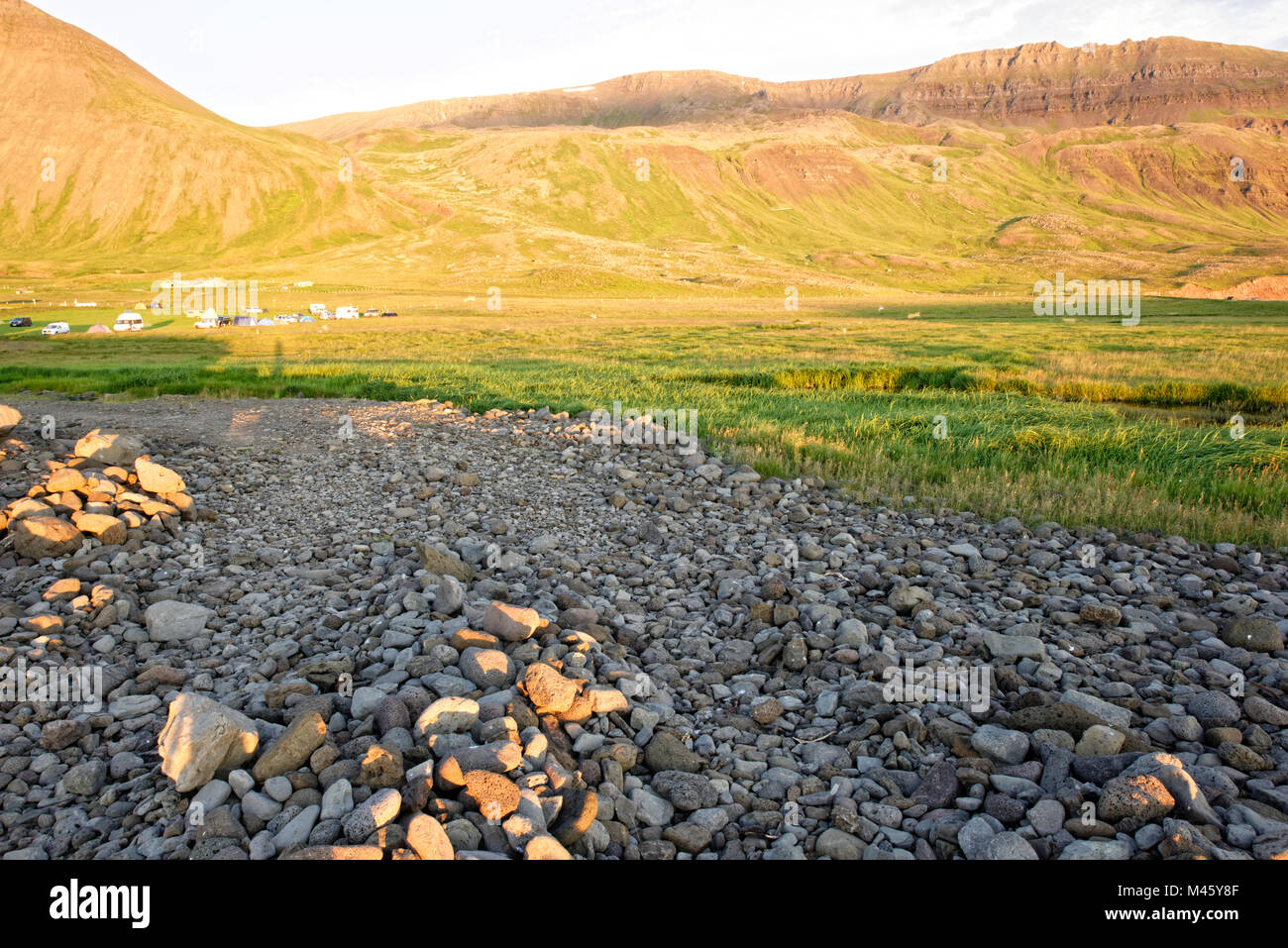 Drangey ist eine unbewohnte isländische Insel, die in der Mitte des Skagafjörður Fjordes gelegen ist. Foto Stock