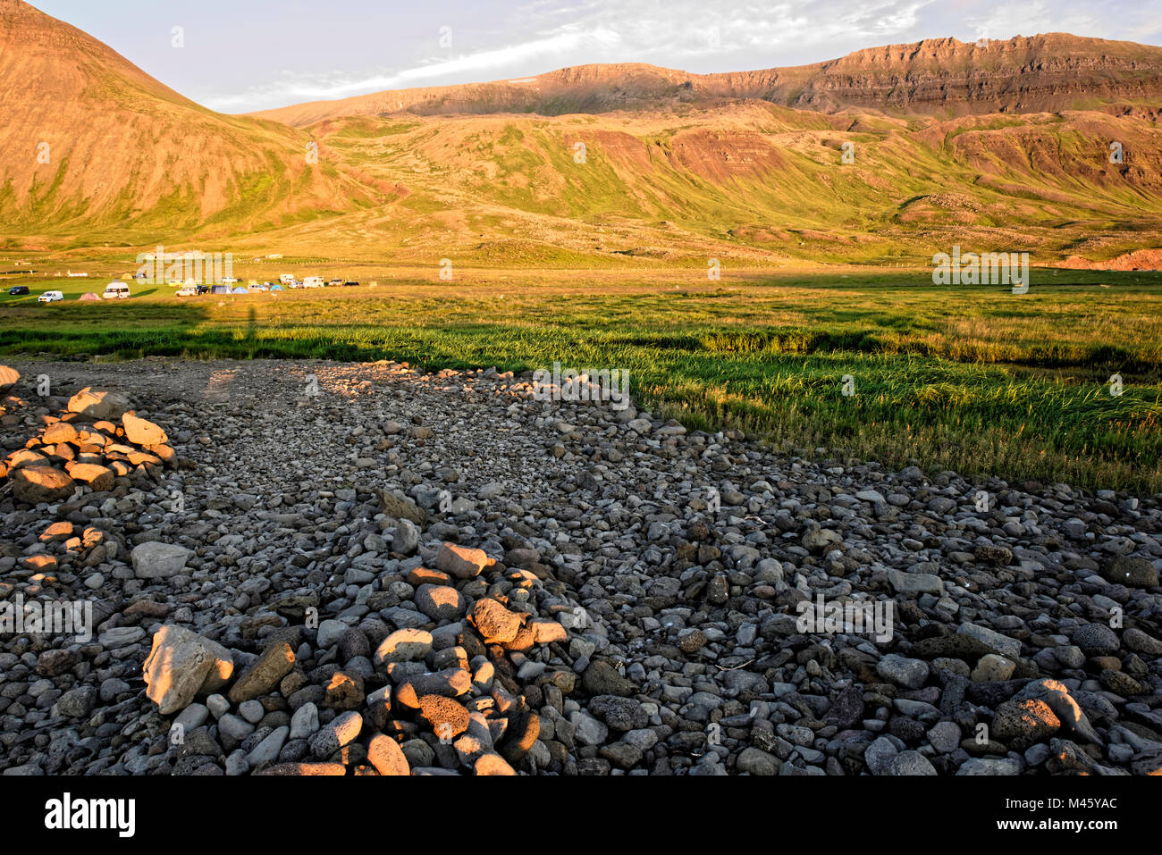 Drangey ist eine unbewohnte isländische Insel, die in der Mitte des Skagafjörður Fjordes gelegen ist. Foto Stock