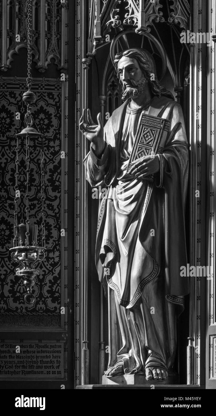 Londra, Gran Bretagna - 17 settembre 2017: la statua scolpita di Gesù il Maestro nella chiesa di San Barnaba da 19. cento. Foto Stock