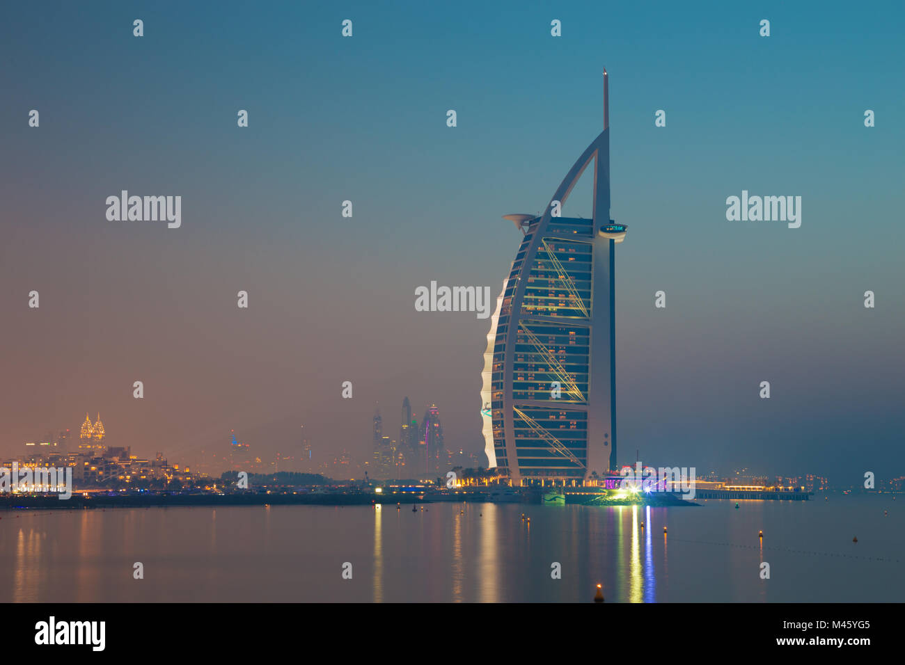 DUBAI, Emirati Arabi Uniti - 30 Marzo 2017: la skyline serale con il Burj Al Arab. Foto Stock