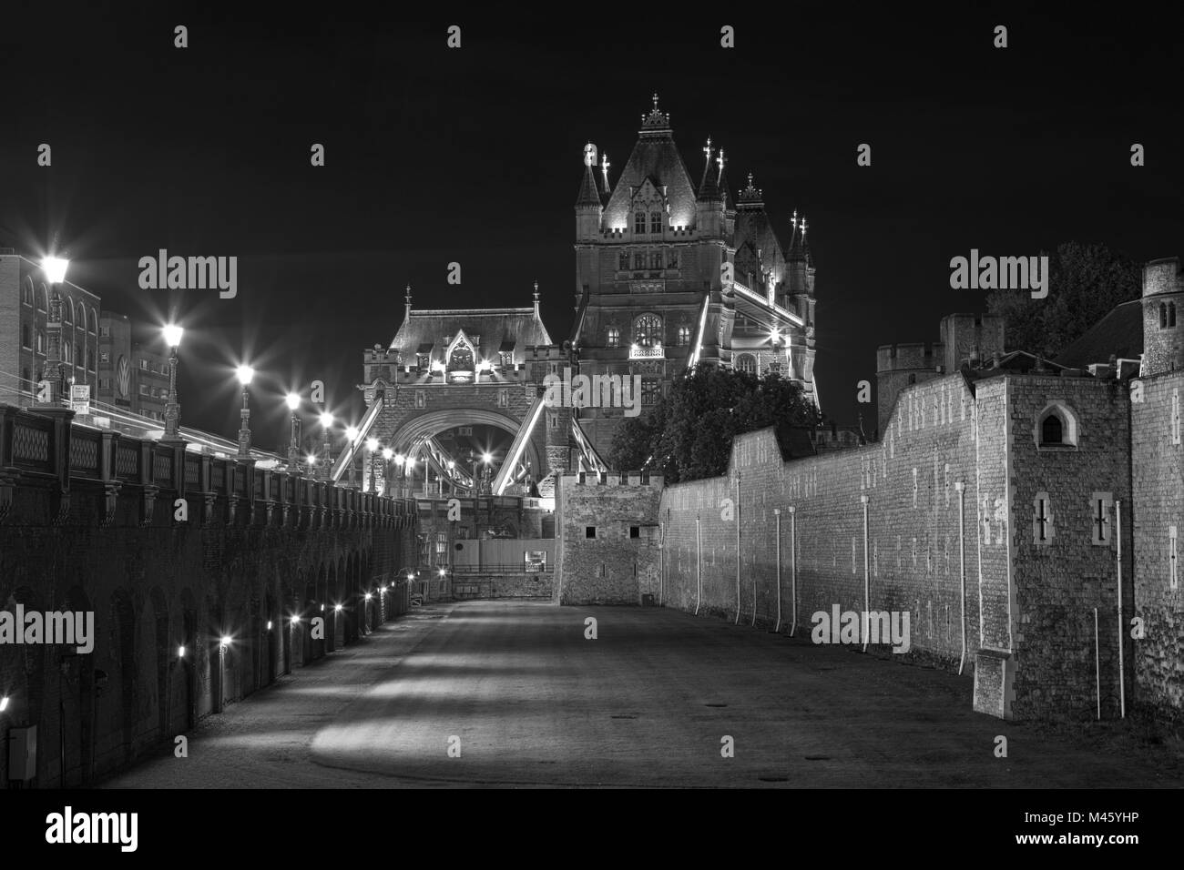 Londra - Il Tower Bridge e il fossato della torre di notte. Foto Stock