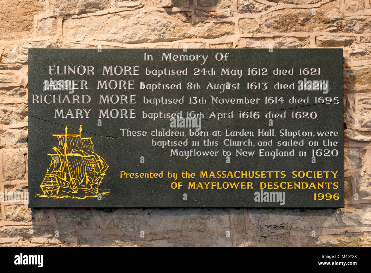 Lapide a St James Church, Shipton, Shropshire, ai bambini della famiglia più che hanno navigato in America su Mayflower nel 1620. Foto Stock