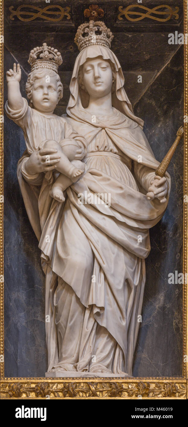 Torino, Italia - 15 Marzo 2017: la statua in marmo della Madonna (Maria Aiuto dei Cristiani) nella chiesa di San Francesco da Paola da Tomaso Carlone (1 Foto Stock