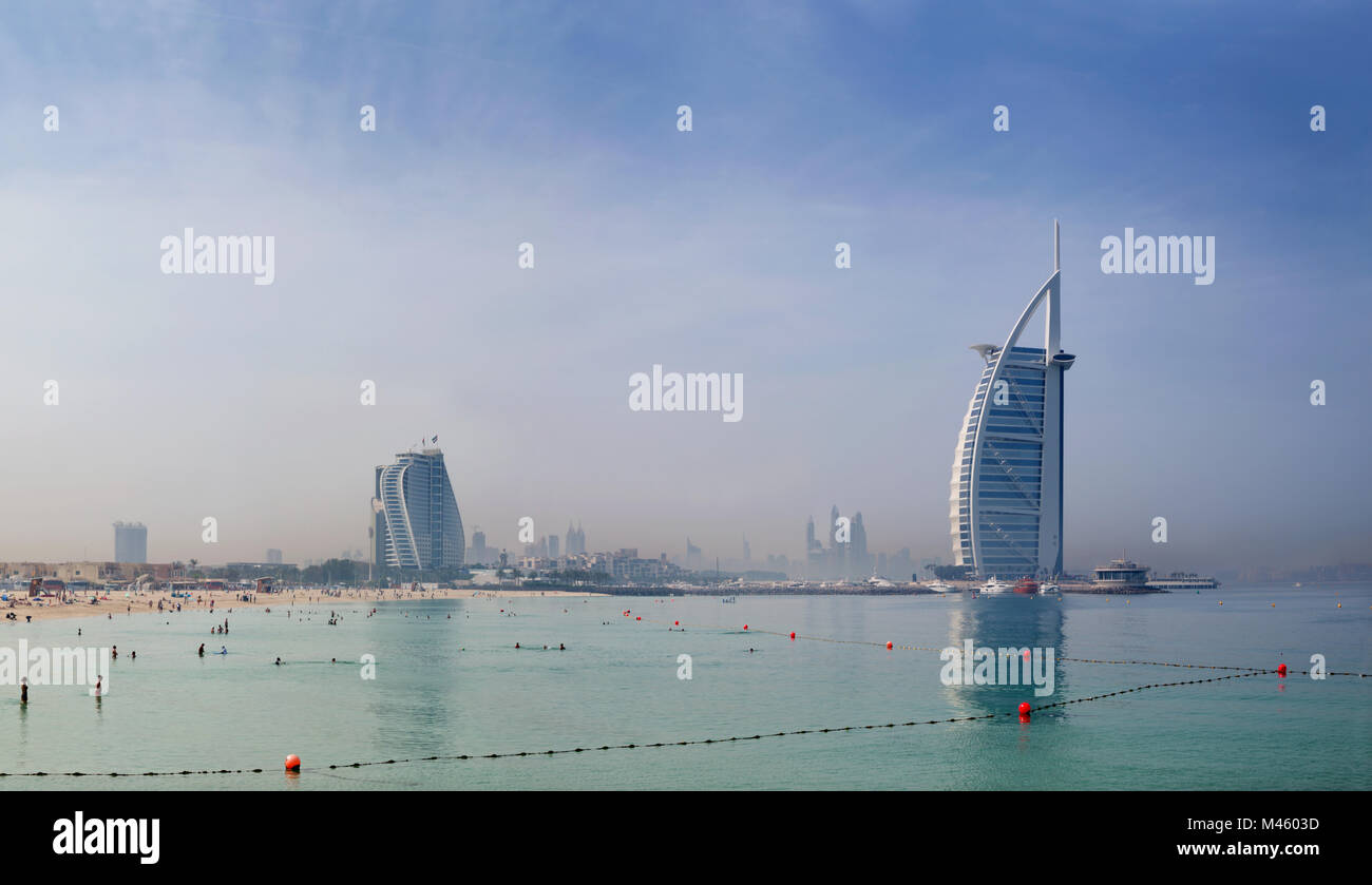 DUBAI, Emirati Arabi Uniti - 30 Marzo 2017: la skyline serale con il Burj Al Arab e la Jumeirah Beach Hotel e aperto di Jumeriah Beach. Foto Stock