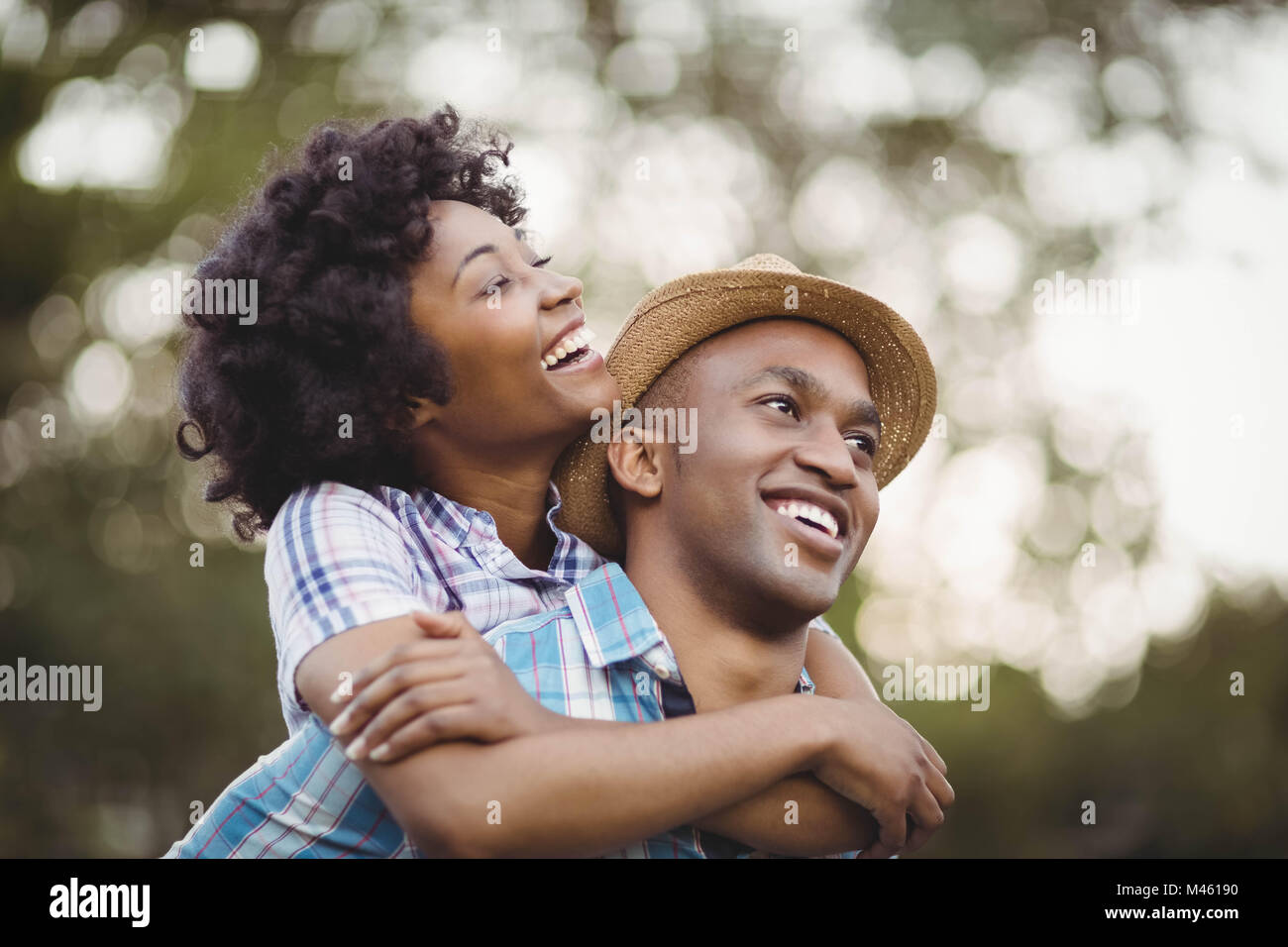 Uomo bello dando piggy back alla sua ragazza Foto Stock