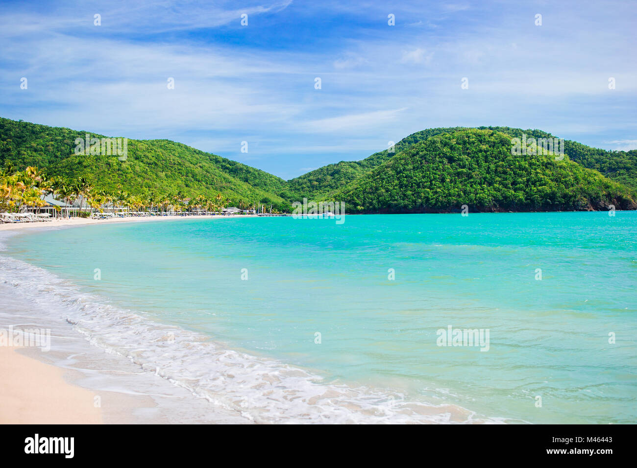 Tropicale idilliaco Carlisle Bay con sabbia bianca, oceano turchese acqua e cielo blu a Antigua island Foto Stock