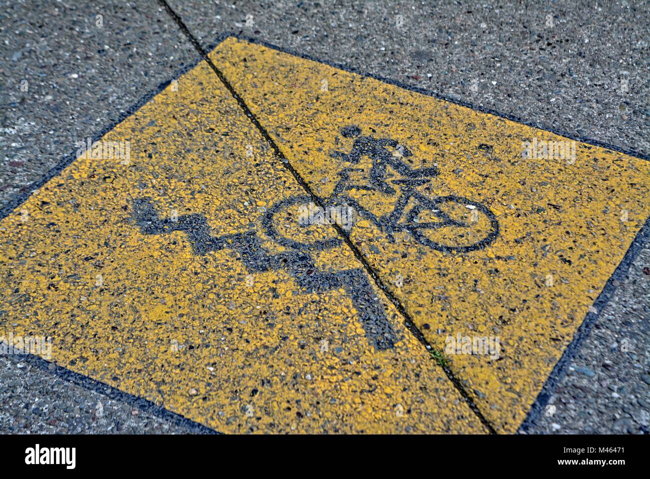 Cartello stradale avviso per bicicletta su strada Foto Stock