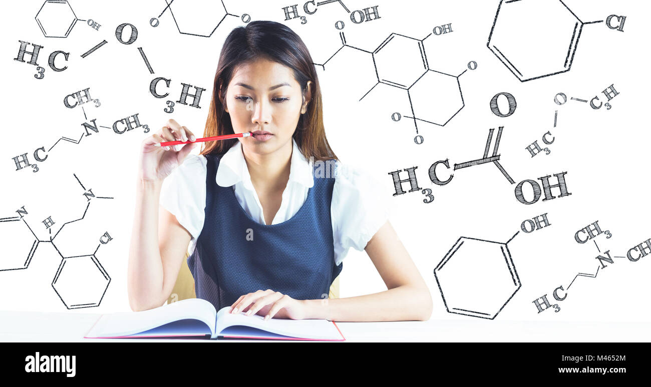 Immagine composita di pensosa imprenditrice la lettura Foto Stock