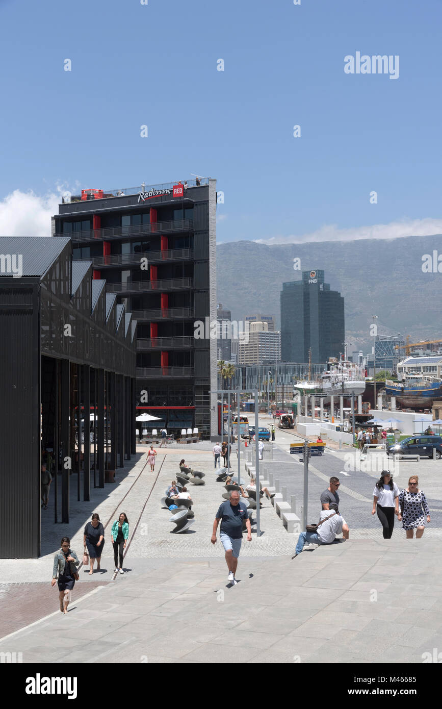 V&A Waterfront a Città del Capo in Sud Africa. Aperto recentemente Radisson Hotel Rosso con uno sfondo di Table Mountain e il quartiere degli affari. Dicembre 2017. Foto Stock