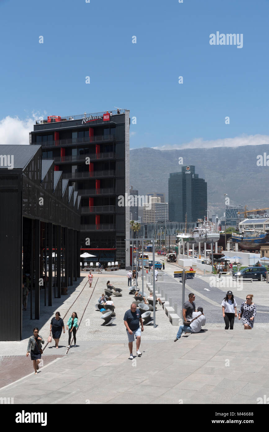 V&A Waterfront a Città del Capo in Sud Africa. Aperto recentemente Radisson Hotel Rosso con uno sfondo di Table Mountain e il quartiere degli affari. Dicembre 2017. Foto Stock
