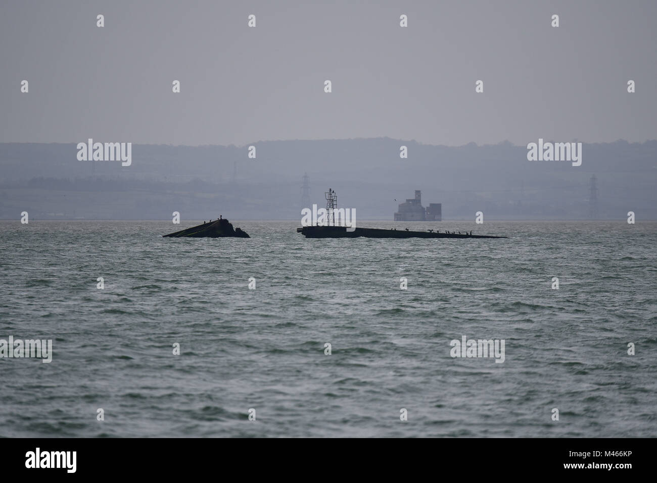 Sezione D-Day di Mulberry Harbour Porto o a terra nell'estuario del Tamigi vicino a Southend on Sea, Essex, con grano Torre foce del fiume Medway oltre Foto Stock