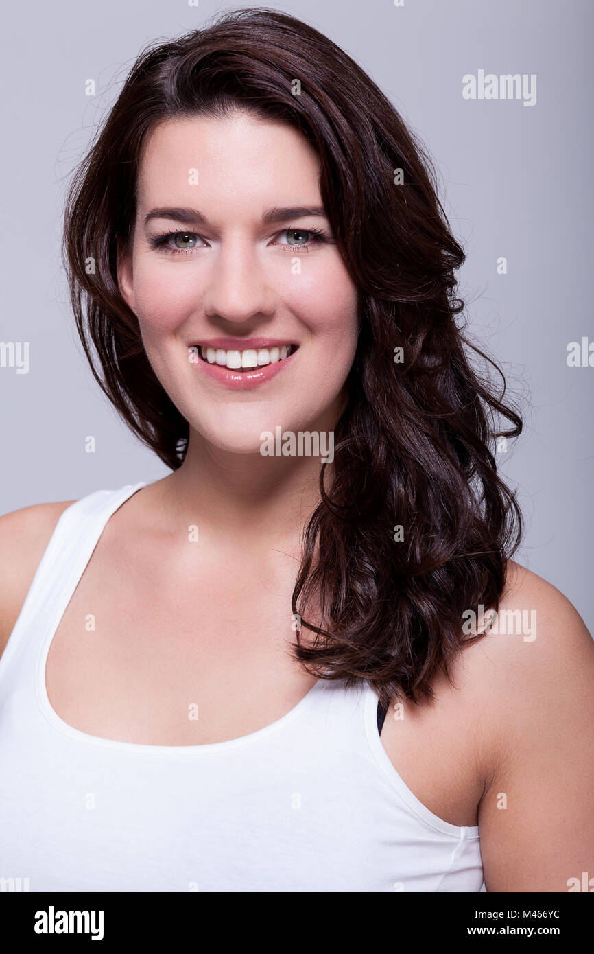 Sorridente donna attraente con un bel sorriso Foto Stock