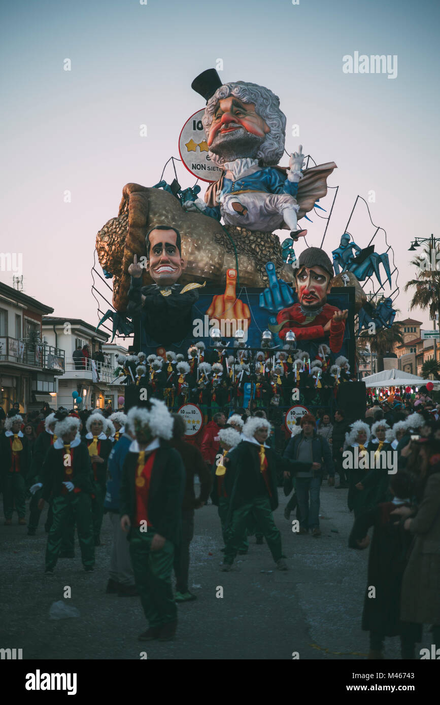 VIAREGGIO, Italia-GEN.27: giant galleggianti in rappresentanza politica italiana con situtation Beppe grillo leaader di 'M5S' party presso la parata di apertura del 1 Foto Stock