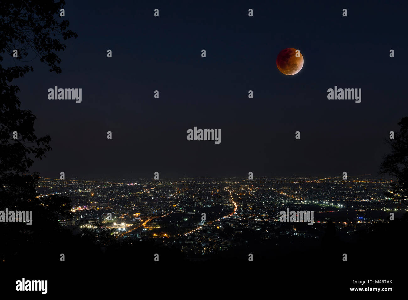 Lunar Eclipse su città di Chiang Mai. Luna di sangue nell'eclisse lunare e anche un Blue Moon e super luna chiamato Super sangue Blu Moon Foto Stock