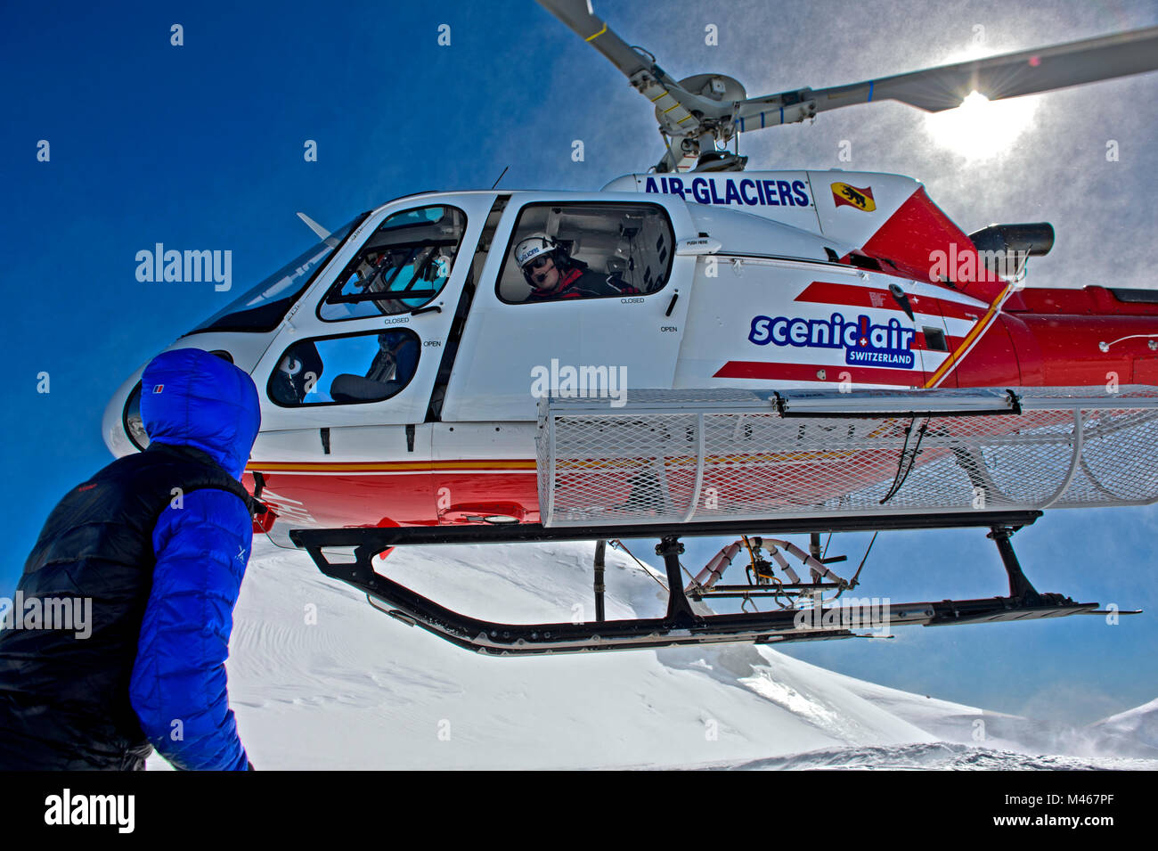 Heliski, Air glaciers elicottero Eurocopter AS 350B3 Ecureuil far cadere gli sciatori sul picco Äbeni Flue, Berness Alpi, Svizzera Foto Stock