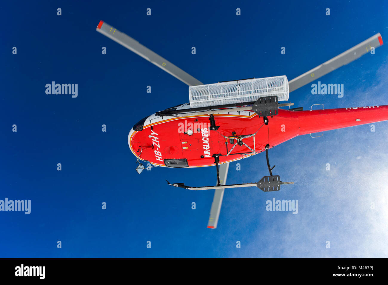 Heliski, Air glaciers elicottero Eurocopter AS 350B3 Ecureuil decollare dopo la caduta di sciatori sul picco Äbeni Flue, Berness Alpi, Svizzera Foto Stock
