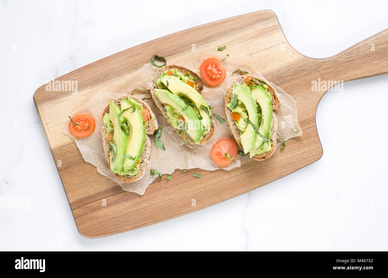 Avocado e pomodoro sul pane tostato. Foto Stock