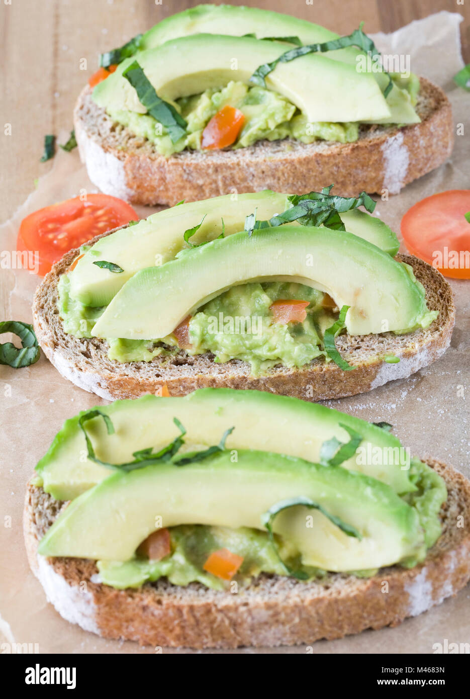 Avocado e pomodoro sul pane tostato. Foto Stock
