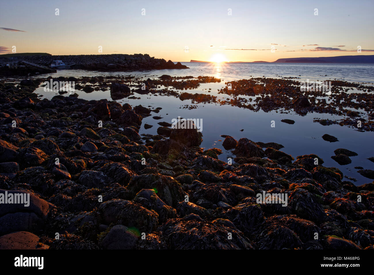 Drangey ist eine unbewohnte isländische Insel, die in der Mitte des Skagafjörður Fjordes gelegen ist. Foto Stock