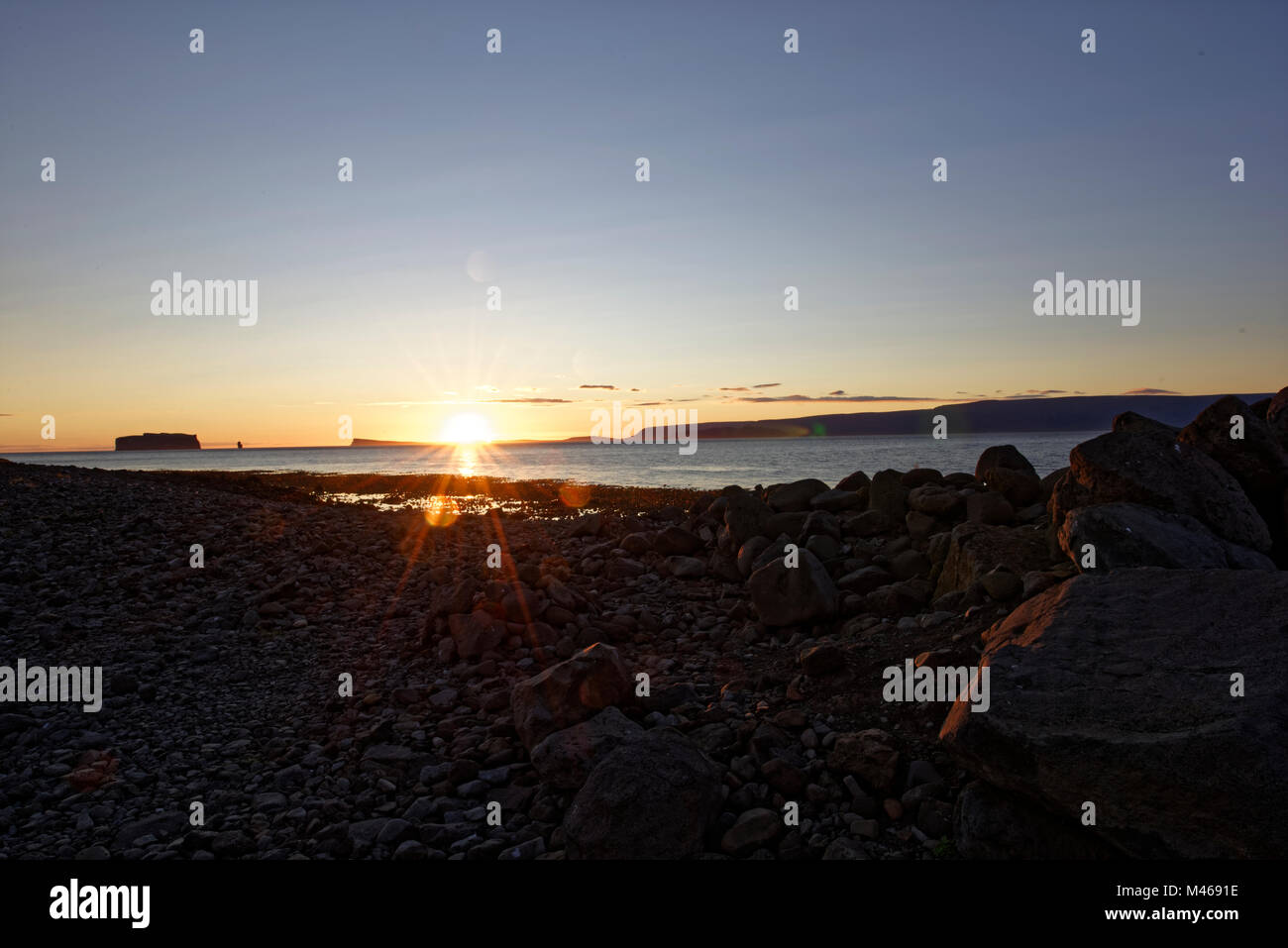 Drangey ist eine unbewohnte isländische Insel, die in der Mitte des Skagafjörður Fjordes gelegen ist. Foto Stock