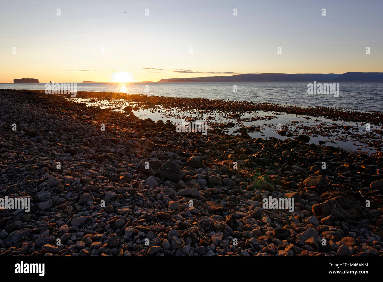 Drangey ist eine unbewohnte isländische Insel, die in der Mitte des Skagafjörður Fjordes gelegen ist. Foto Stock