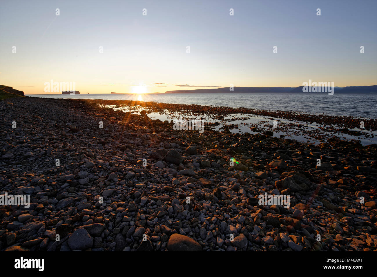 Drangey ist eine unbewohnte isländische Insel, die in der Mitte des Skagafjörður Fjordes gelegen ist. Foto Stock