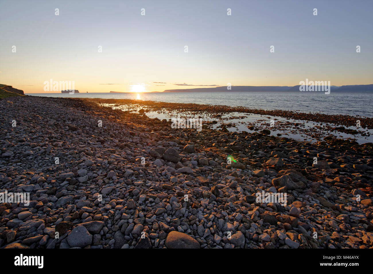 Drangey ist eine unbewohnte isländische Insel, die in der Mitte des Skagafjörður Fjordes gelegen ist. Foto Stock