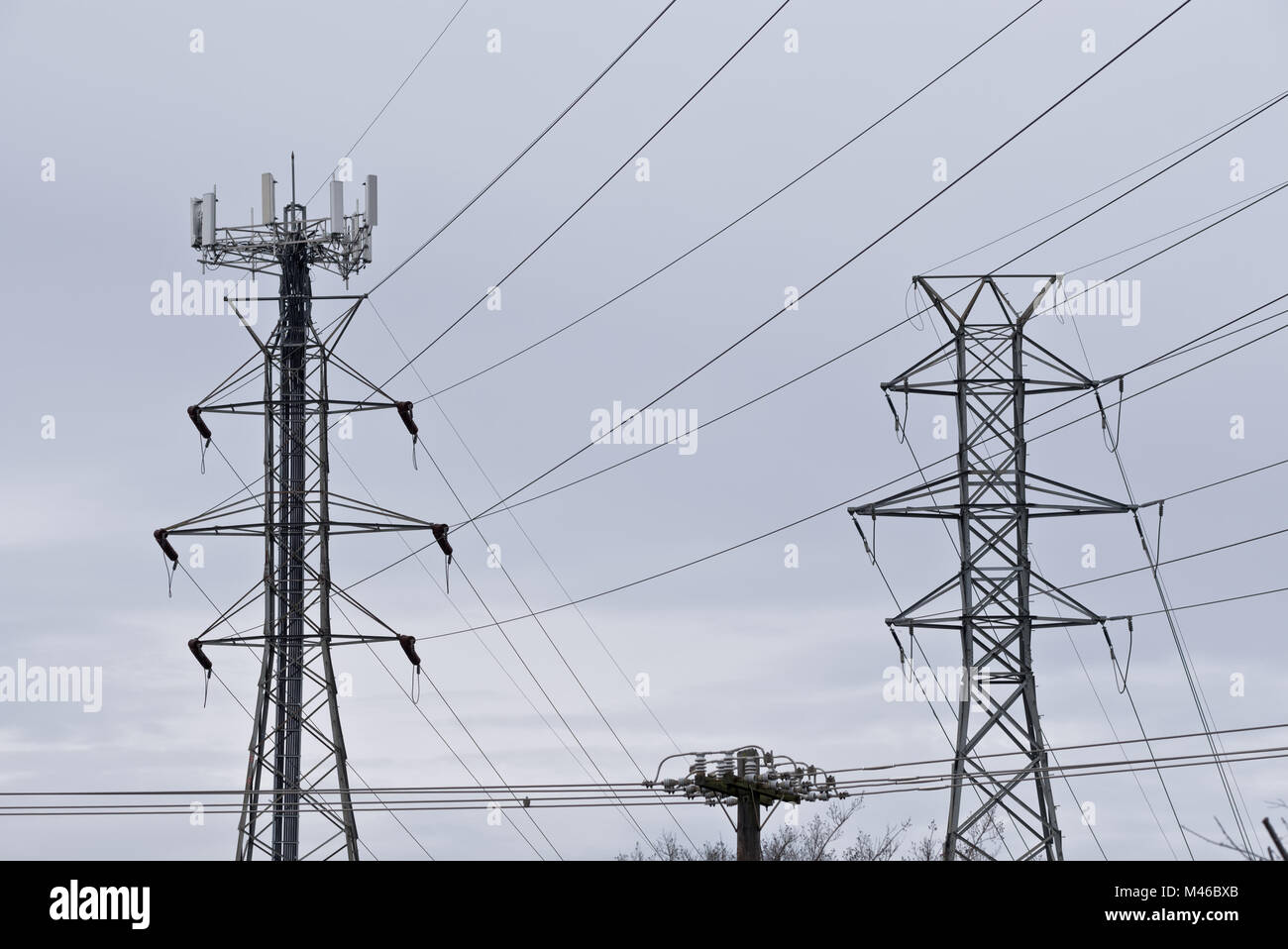 Le antenne di comunicazione elettrica sulla linea di trasmissione di potenza torri Foto Stock