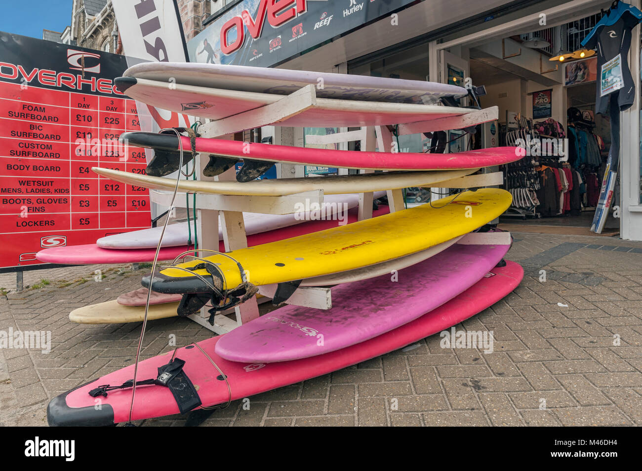 NEWQUAY, CORNOVAGLIA - 11 GIUGNO 2009: Tavole da surf al di fuori del Surf Shop Foto Stock