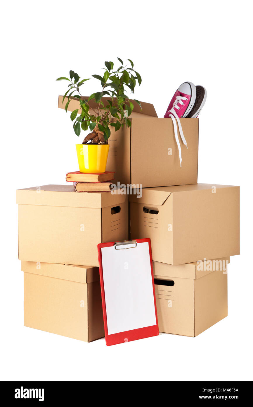 Scatole di cartone isolati su sfondo bianco Foto Stock