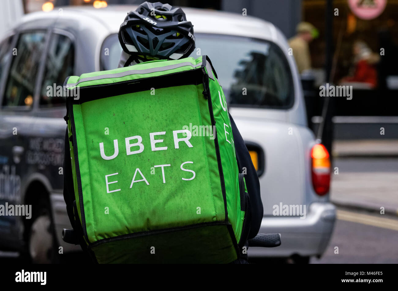Uber mangia uomo consegna, Londra England Regno Unito Regno Unito Foto Stock