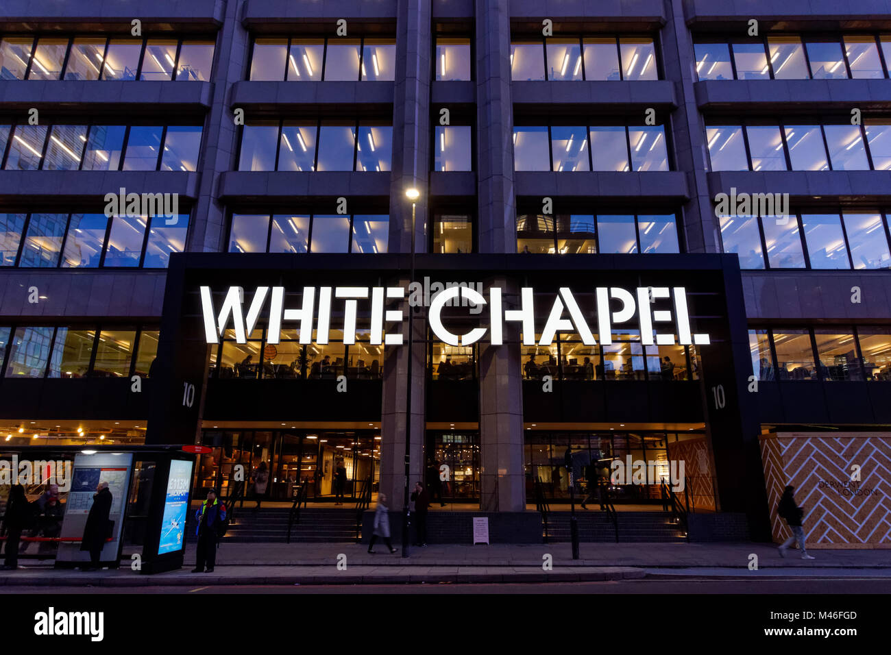 La Cappella bianco edificio a 10 Whitechapel High Street, Londra England Regno Unito Regno Unito Foto Stock