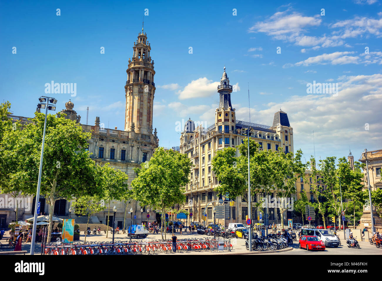 Paesaggio con storiche attrazioni architettoniche e trasporti il traffico nel centro cittadino. Barcellona, in Catalogna, Spagna Foto Stock