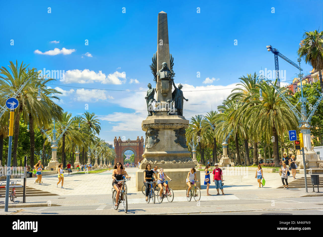 Un monumento con la scultura Rius i Taulet e vista di Arc de Triomf in background. Barcelona, Spagna Foto Stock