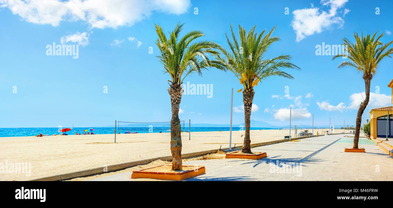 Vista panoramica della spiaggia e il lungomare di Empuriabrava. Costa Brava Catalogna Foto Stock