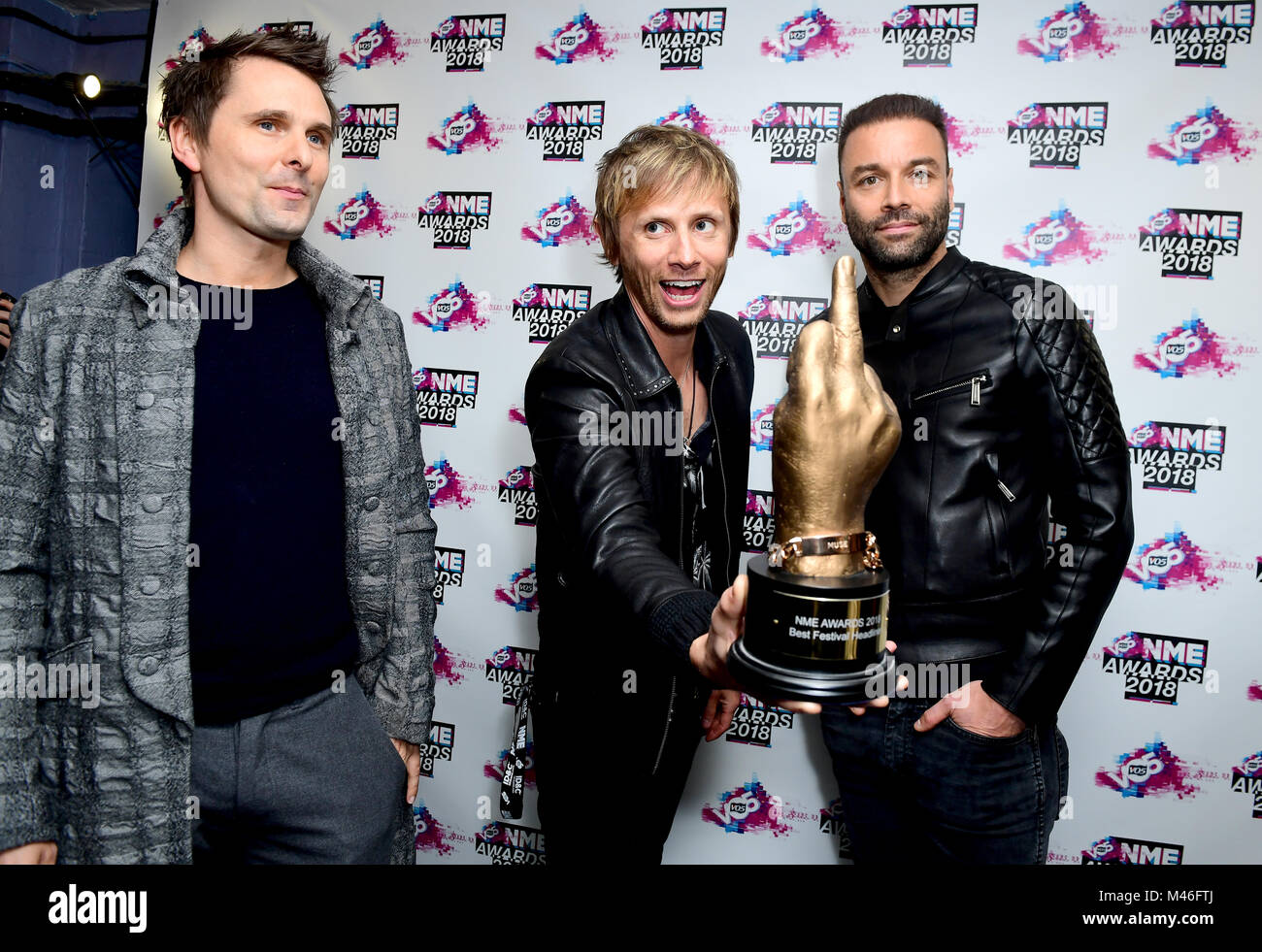 Matt Bellamy, Chris Wolstenholme e Dominic Howard dei Muse tenendo il premio per la miglior band internazionale di premi camera presso il VO5 NME Awards 2018 tenutasi presso l'O2 Brixton Academy di Londra. Foto Stock